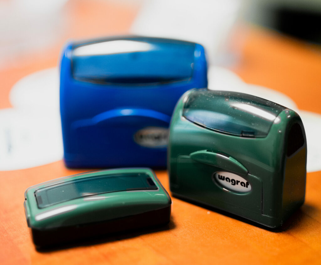 Pieczątki online: rozwiązania dla firm i przedsiębiorców