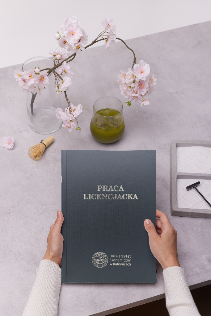 Cena oprawy zależy między innymi od jej kolorów i obecności logotypu uczelni.